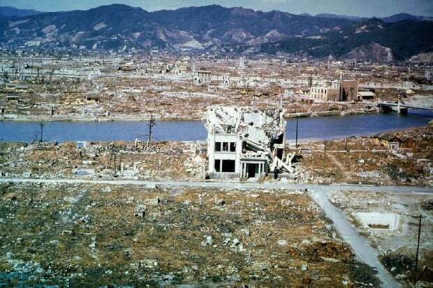 Разрушенная центральная часть Хиросимы через шесть месяцев после осуществления атомной бомбардировки в марте 1946 года.