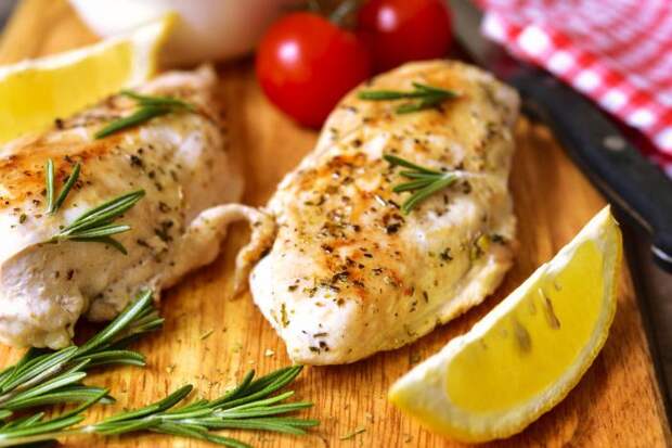 Куриное филе запекаю в пергаменте: мясо прекрасно пропитывается специями и сохраняет сочность