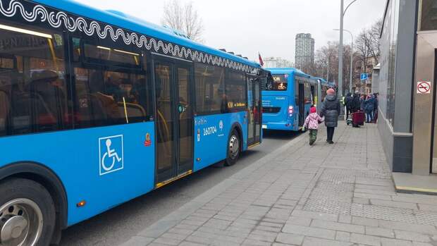 Работа бесплатных компенсационных автобусов КМ. Фото АГН "Москва"