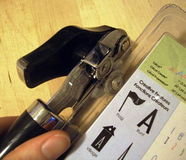Консервный нож легко разрежет жесткий пластик. /Фото: mplast.by