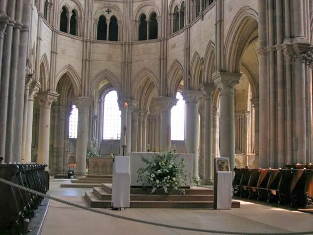 Каждый элемент, каждая деталь в базилике Святой Марии Магдалины является лучшим примером романского стиля в архитектуре и искусстве (Франция). | Фото bigpicture.ru.