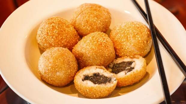 Праздничная кухня: рисовые шарики в кунжуте с начинкой из красной фасоли