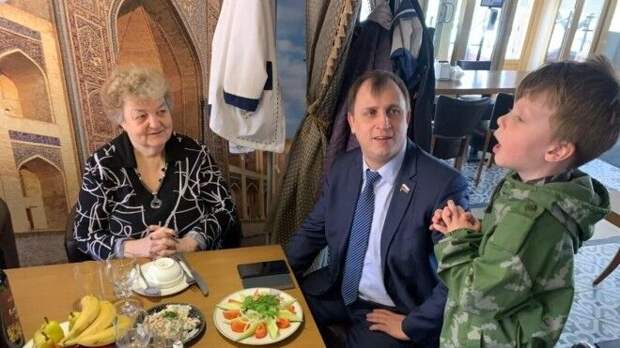 Депутат ГД Вострецов встретился с петербургскими ветеранами ВОВ