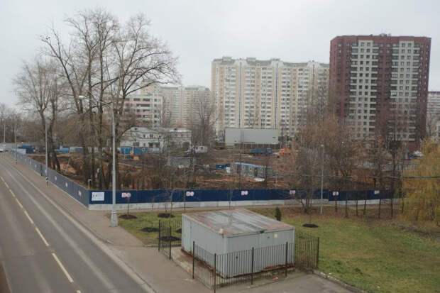 На месте снесенной пятиэтажки сформирована стартовая площадка, на которой планируют возвести новостройку по столичной программе реновации. Фото: Андрей Дмытрив