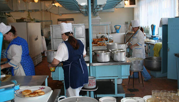 Комплексные обеды готовились с целью утолить голод рабочих и повысить производительность их труда/Фото:obzorkuhni.ru Комплексные обеды готовились с целью утолить голод рабочих и повысить производительность их труда/Фото:obzorkuhni.ru