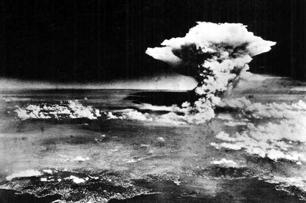 Атомный гриб от взрыва бомбы над Хиросимой. 