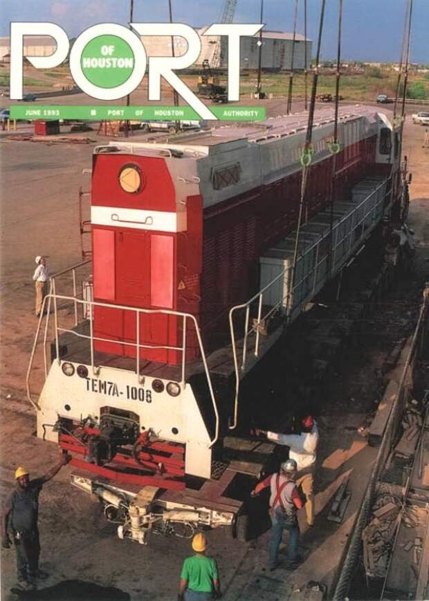 Выгрузка тепловоза ТЭМ7А-1008 в порту Хьюстона. На локомотиве виден ряд закрепленных ящиков с запчастями. Фото из журнала «Port of Houston», June 1993
