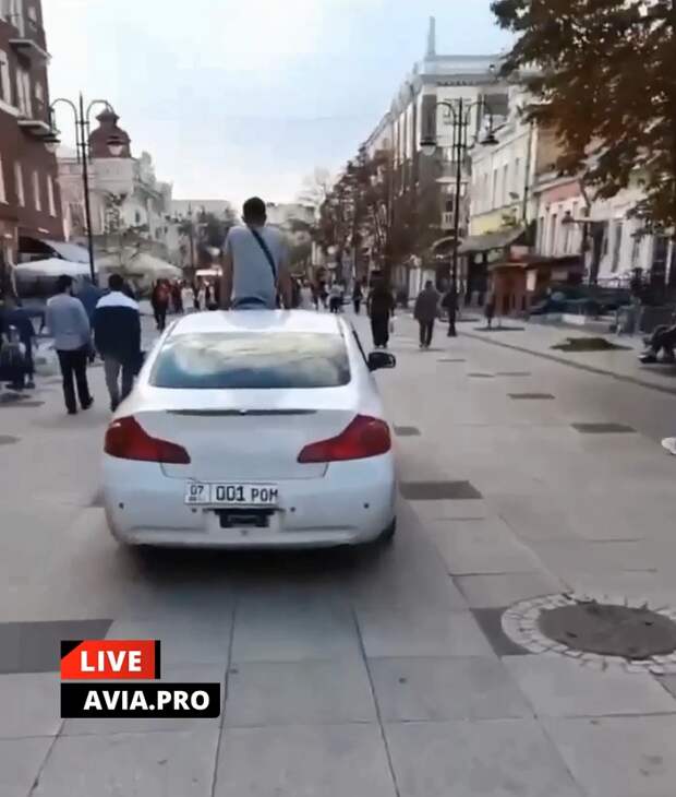В городе Саратове произошел инцидент, который стал подспорьем для множества дискуссий в обществе. Группа мигрантов на автомобиле с киргизскими номерами въехала прямо на пешеходную зону.-4
