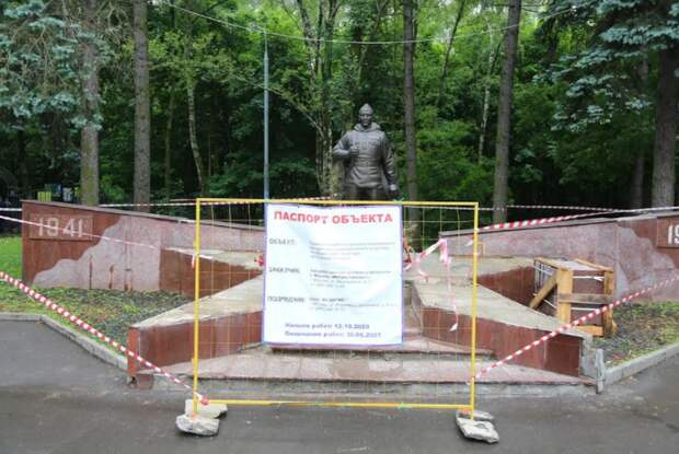 Толстой призвал восстановить памятник воину-освободителю после обращения ветерана. Автор фото: Александр Чикин