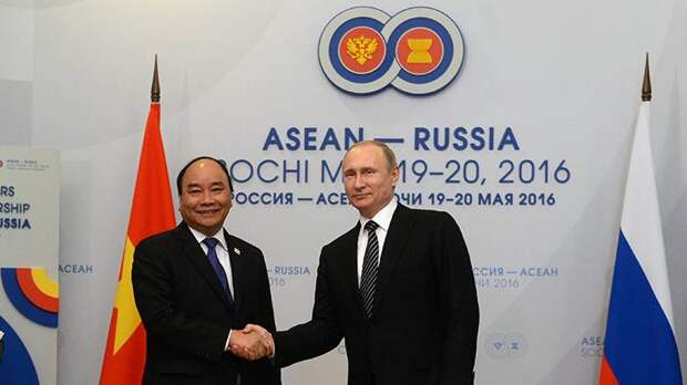 NI: Путин одним жестом продемонстрировал крепкую дружбу с главой Вьетнама Фуком