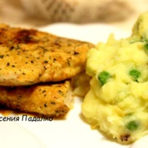 Нежная курочка с гарниром из картофеля и горошка