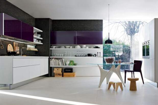 Стильное сочетание белого, черного и фиолетового в интерьере кухни 