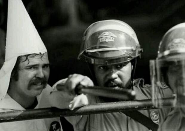 Чернокожий полицейский защищает членов расистской организации KKK от протестующих, 1983 год  знаменитости, история, фото