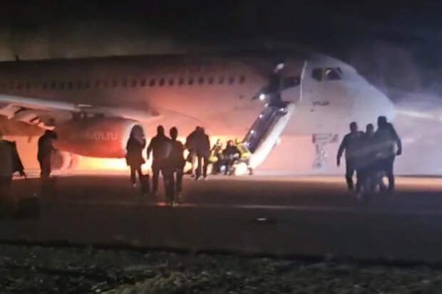 Пассажирам загоревшегося SSJ 100 вернули багаж после 8 часов ожидания