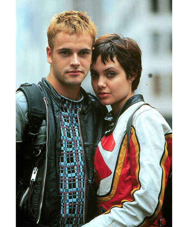 Анджелина Джоли и Джонни Ли Миллер в фильме