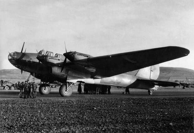 Советский тяжёлый бомбардировщик Пе-8 (ТБ-7) №42066 на аэродроме в шотландском Данди, май 1942 года. история, смотреть, фото