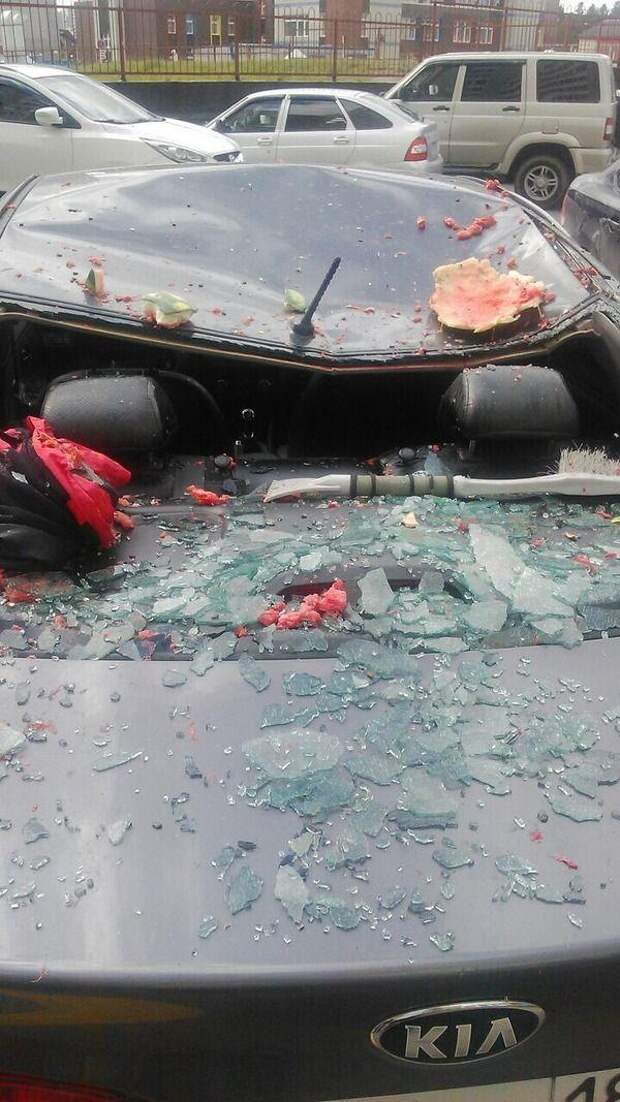 На крышу авто прилетел арбуз (4)