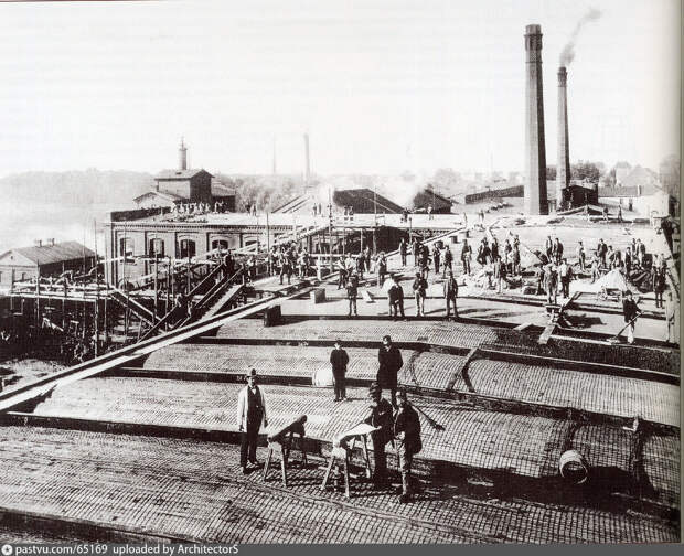 Также на территории современного района была Даниловская мануфактура. На фотографии как раз строительство одного из её цехов, 1903. С сайта www.pastvu.com.