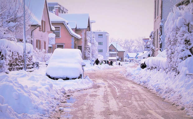 В Ивантеевке глыба льда упала с крыши на голову девушки