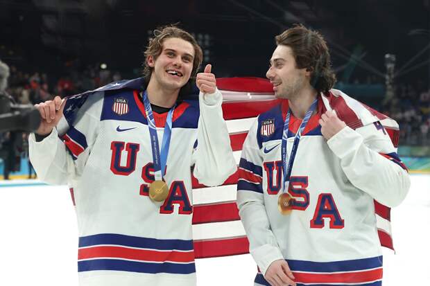 Россиянка взяла чужие лыжи и поплатилась, а хоккеисты США завоевали золото впервые за 46 лет. Как прошел последний день Олимпиады