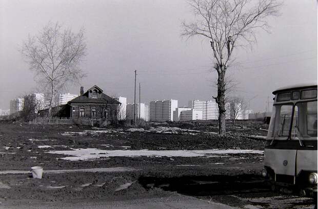 Москва,Юго-запад, д.Никулино,на заднем плане олимпийская деревня. 1980 г.