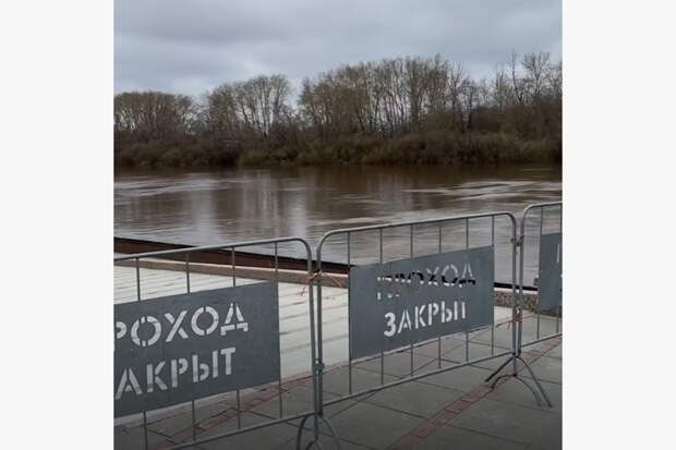 Река поднялась и затопила набережную в российском городе