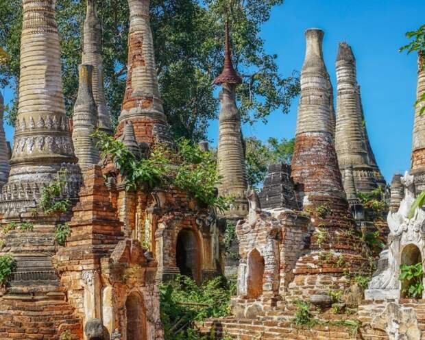 Многие пагоды имеют первозданный вид и «украшены» они живыми растениями, отвоевывающими территорию (Деревня Па-О, Мьянма). | Фото: travel-tour-guide.com.