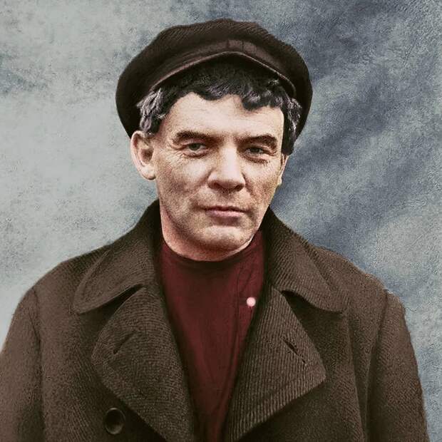 В И Ленин, в 1917г. Скрывается от временного правительства в Разливе, фотография сделана на поддельные документы, финского рабочего, по этой же причине сбриты борода и усы. На фото Ленину 47 лет.