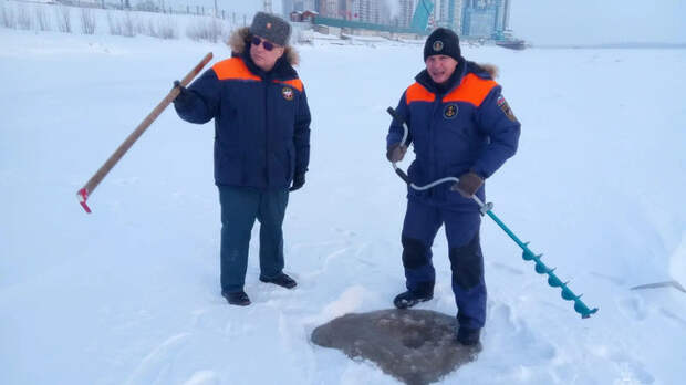 В Барнауле проверили толщину льда в месте под купель перед Крещением