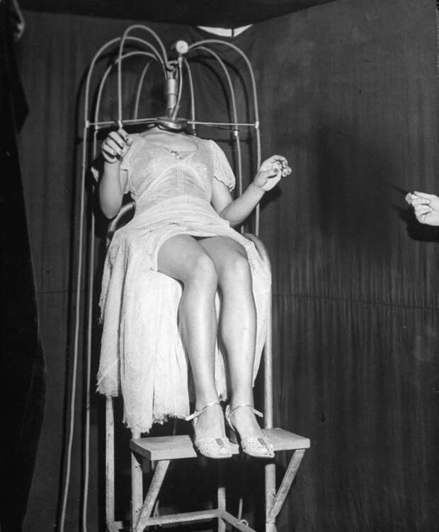 8. Фокус "Безголовая женщина" на фрик-шоу. Кони-Айленд, США, 1945 г. винтажное фото, мистика, ретро фото, ретро фотографии, смерть, старинные фотографии, трагедия