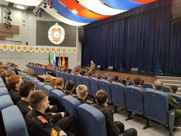 Россия Герое Александр Лапин суворовчылар белән аралашты