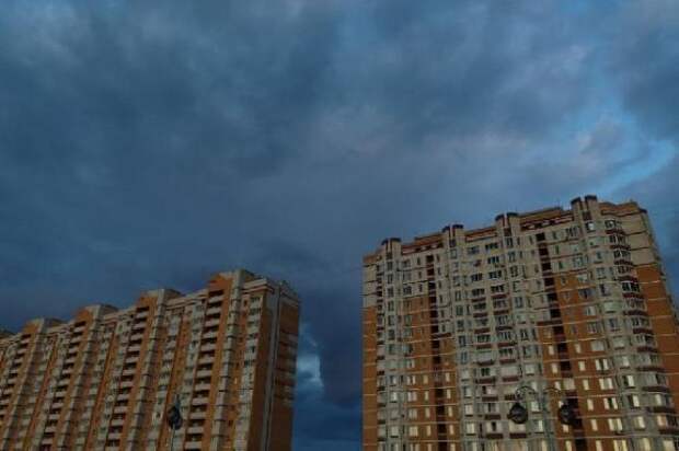 В Липецке беспилотник врезался в многоэтажку