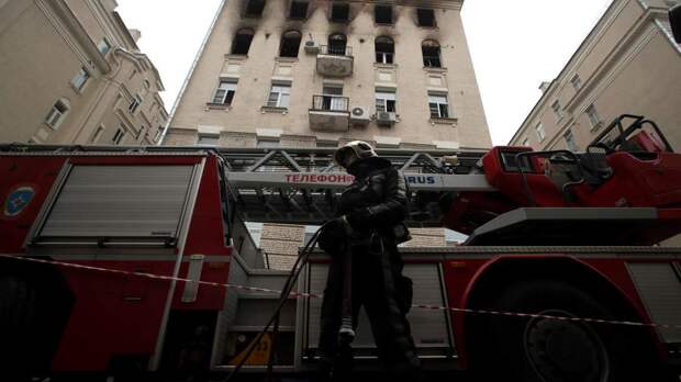 В МЧС сообщили об обрушении крыши загоревшегося в Петербурге цеха
