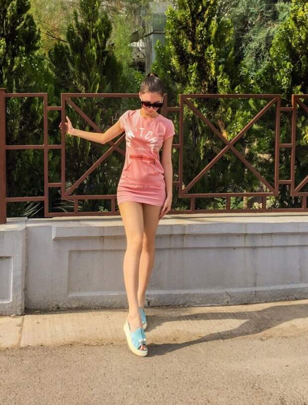 Вот и лето прошло и девушки в коротких платьях