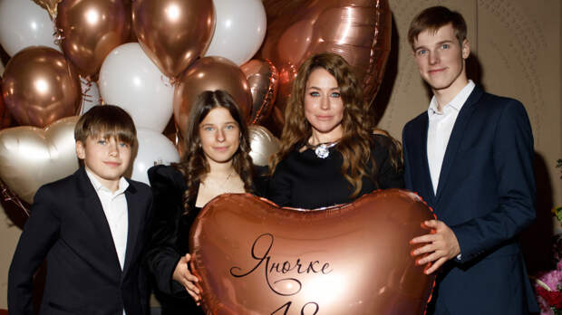 Ищи меня в клубе: как дочь дочь Юлии Барановской отметила совершеннолетие