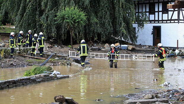 Пожарные работают в зоне, пострадавшей от наводнения после проливных дождей в Шульде, Германия