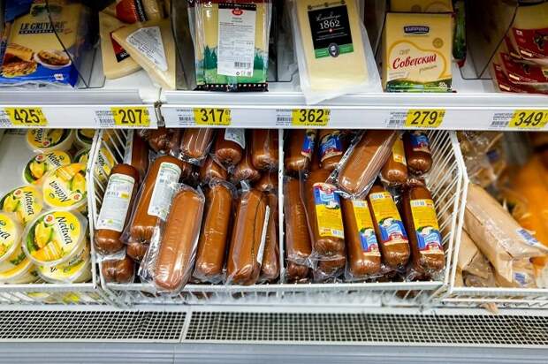 На распродажные стойки выставляют продукты, у которых заканчивается срок годности. / Фото: zen.yandex.ru