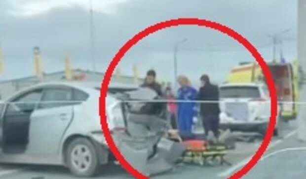 Раненого увозят: жуткая авария произошла на трассе в Приморье — кадры