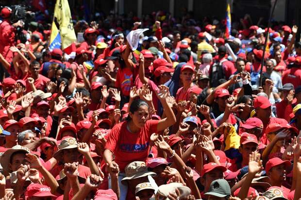 Сторонники президента Венесуэлы Николаса Мадуро принимают участие в шествии в Каракасе, 23 февраля 2019 года.jpg