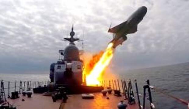 Эскадры сходятся нос к носу: Эсминцы Китая, фрегат ТОФ России, катера Ирана приближаются к авианосцам США