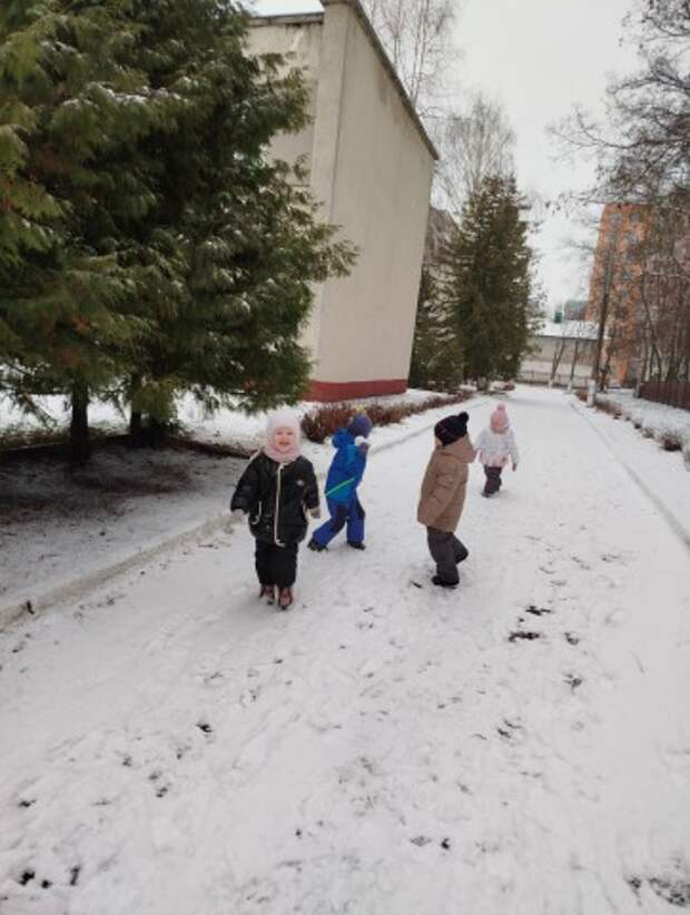 Первый снег в детском саду: радость и веселье