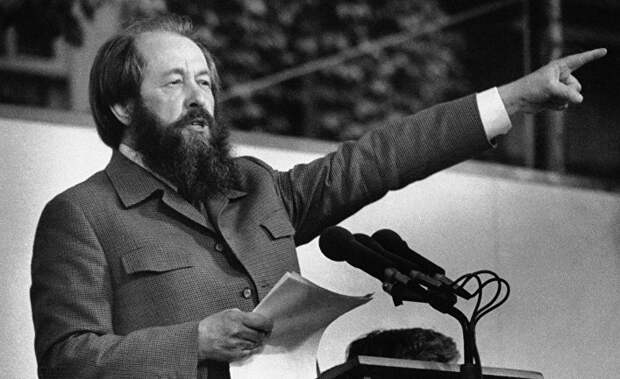 Писатель Александр Солженицын