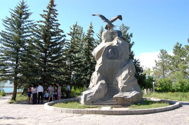Взлетающий орел 