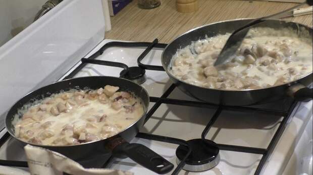 вкусный жюльен в булочке