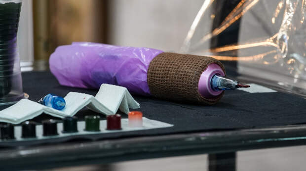 Вечное клеймо: экс-сожитель заставил женщину сделать более 250 тату с его именем