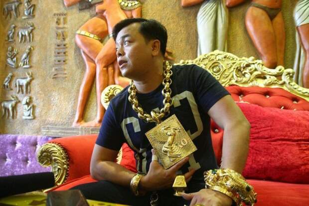 Предприниматель из Вьетнама носит на себе 13 кг золота