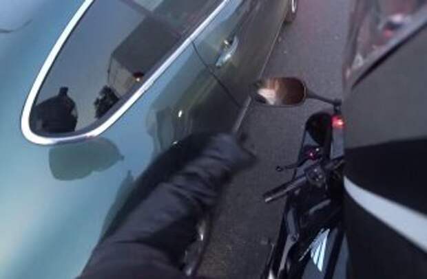 Результат пошуку зображень за запитом "Мотоциклист вернул выброшенный из Bentley мусор (видео)"