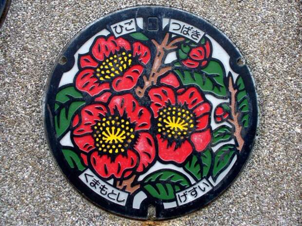 Необычные крышки люков на дорогах в Японии