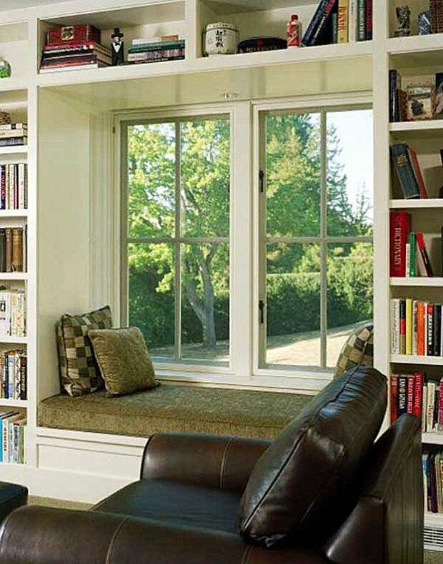 Оригинальный интерьер комнаты с суперским диванчиком у окна, что станет просто находкой и самым лучшим решением.