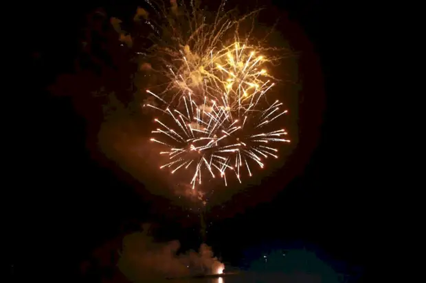 В Барнауле состоялся праздничный салют над Обью. Фото и видео